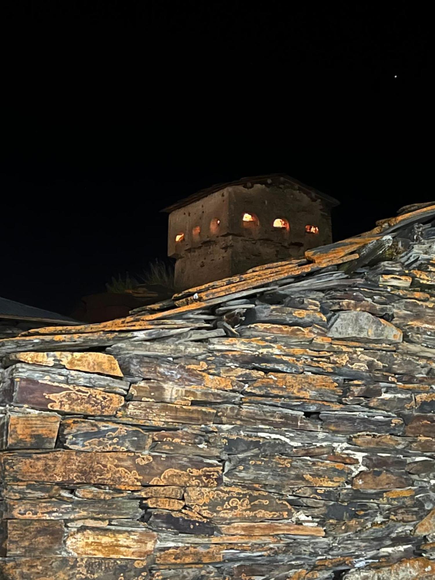 Guesthouse Ivas Ushguli Buitenkant foto