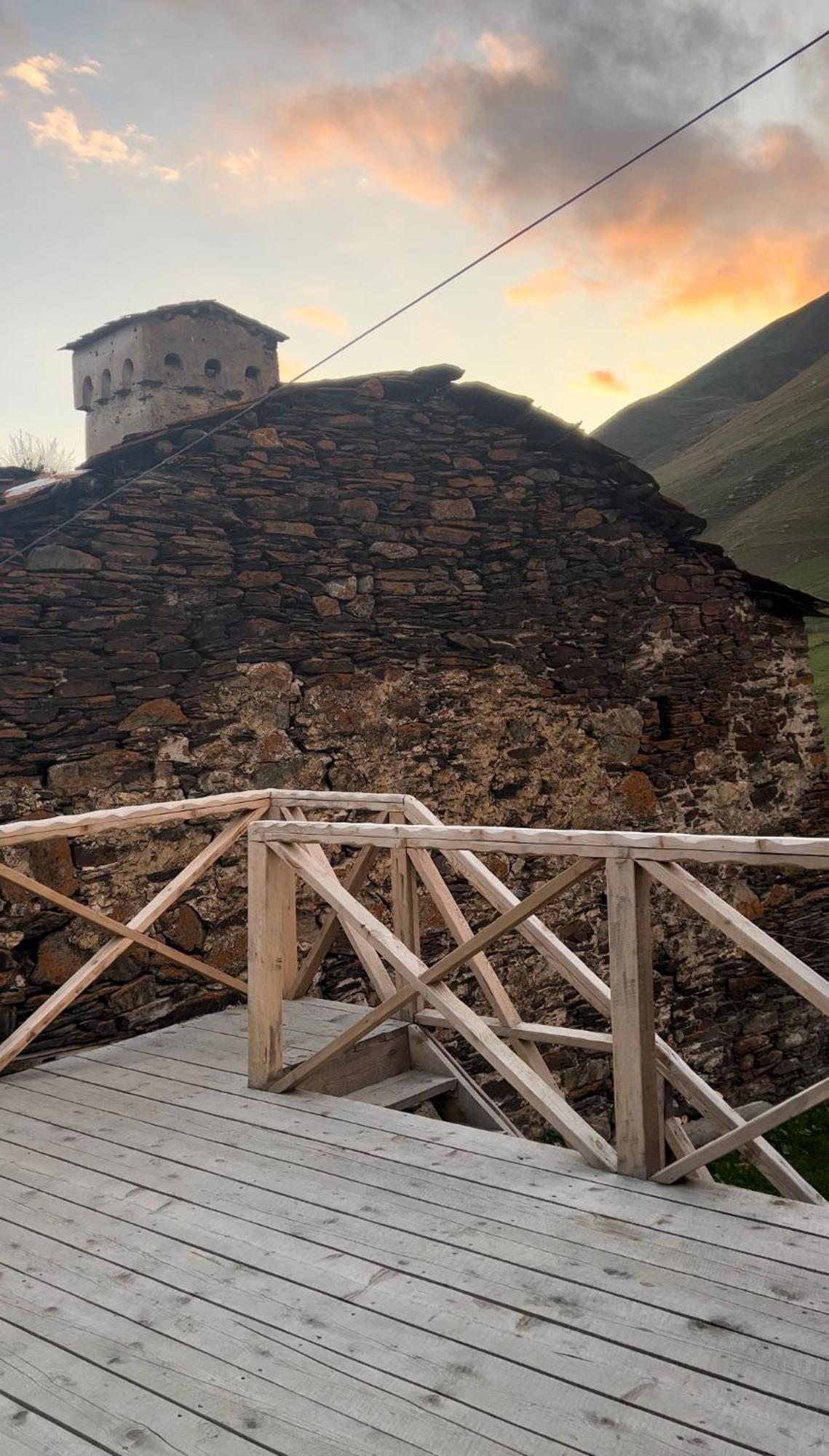 Guesthouse Ivas Ushguli Buitenkant foto